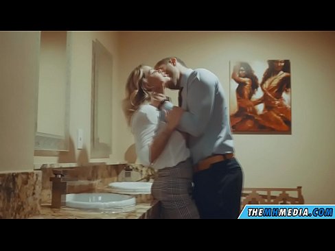 ❤️ Nalika pirang busty seduces anjeun dina restroom umum ☑ porno geulis dina su.hentaisun.ru ❌